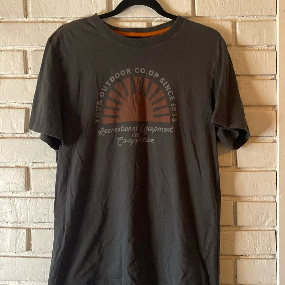 REI logo short sleeve tee